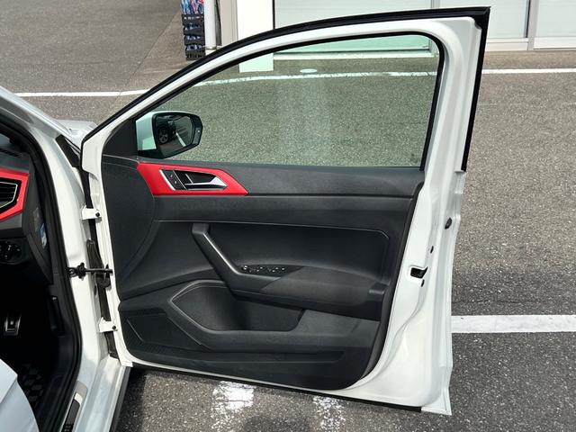 ポロGTI ベースグレード BT アイスト ターボ レーダークルーズコントロール LEDヘッド スマートキー バックカメラ ETC2.0 禁煙車 キーレスエントリー フルセグTV オートライト USB フルオートエアコン 記録簿(37枚目)