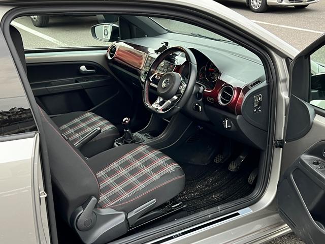 アップ! アップ!GTI Bluetooth対応 ターボ アイドリングストップ キーレスエントリー エアコン パワーステアリング 横滑り防止 盗難防止システム 禁煙車 ETC 前席シートヒーター ABS オートライト USB(35枚目)