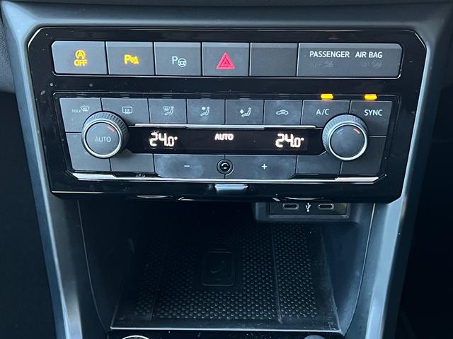 Ｔ－クロス ＴＳＩ　１ｓｔ　前後センサー　ＮＡＶＩ　Ｂｌｕｅｔｏｏｔｈオーディオ　ＬＥＤライト　スマートキ－　アダクティブクルーズコントロール　メモリーナビ　禁煙　パークアシスト　電動格納ミラー　エアコン　パワーステアリング（29枚目）