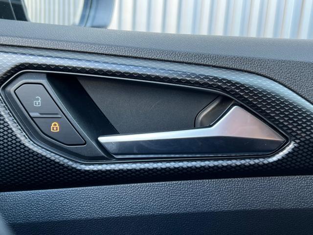 Ｔ－クロス ＴＳＩ　１ｓｔ　前後センサー　ＮＡＶＩ　Ｂｌｕｅｔｏｏｔｈオーディオ　ＬＥＤライト　スマートキ－　アダクティブクルーズコントロール　メモリーナビ　禁煙　パークアシスト　電動格納ミラー　エアコン　パワーステアリング（33枚目）