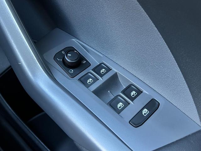 Ｔ－クロス ＴＳＩ　１ｓｔ　前後センサー　ＮＡＶＩ　Ｂｌｕｅｔｏｏｔｈオーディオ　ＬＥＤライト　スマートキ－　アダクティブクルーズコントロール　メモリーナビ　禁煙　パークアシスト　電動格納ミラー　エアコン　パワーステアリング（34枚目）