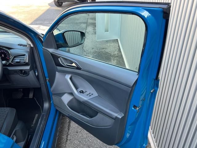 Ｔ－クロス ＴＳＩ　１ｓｔ　前後センサー　ＮＡＶＩ　Ｂｌｕｅｔｏｏｔｈオーディオ　ＬＥＤライト　スマートキ－　アダクティブクルーズコントロール　メモリーナビ　禁煙　パークアシスト　電動格納ミラー　エアコン　パワーステアリング（39枚目）