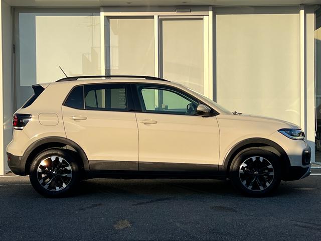 Ｔ－クロス ＴＳＩ　アクティブ　アダプティブクルーズ　ＬＥＤライト　ＮＡＶＩ　Ｂｌｕｅｔｏｏｔｈオーディオ　禁煙　スマートキー　運転席エアバック　ルーフレール　オートライト　パワーウインドー　助手席エアバッグ　ＥＴＣ２．０　エアコン（9枚目）