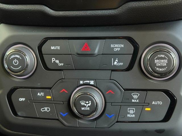 ジープ・レネゲード リミテッド 革シート ナビバックカメラ フルセグTVチューナー LEDヘッドライト 前後ドラレコ(17枚目)