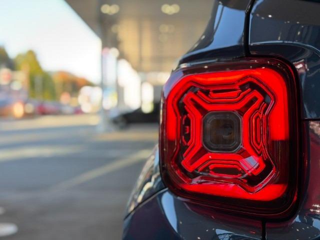 ジープ・レネゲード リミテッド 革シート ナビバックカメラ フルセグTVチューナー LEDヘッドライト 前後ドラレコ(25枚目)