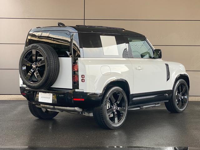 ディフェンダー ９０Ｘ－ダイナミックＨＳＥ　Ｄ３５０　電子制御エアサスペンション　２２インチＡＷ　クリアサイトビューミラー　フロントセンターコンソールクーラーＢＯＸ　コールドクライメートパック　オフロードパック　エクステンデッドブラックエクステリアパック（10枚目）