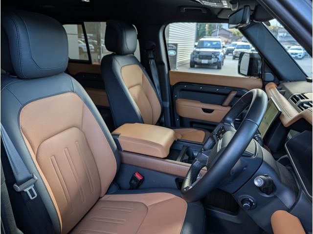 ディフェンダー １１０Ｘ　Ｄ３００　２２インチＡＷ　ＭＥＲＩＤＩＡＮサラウンドシステム　Ｅｘｔｅｎｄｅｄ　Ｂｌａｃｋ　Ｅｘｔｅｒｉｏｒ　Ｐａｃｋ　プライバシーガラス　スライディングパノラミックルーフ　フィックスドサイドステップ（12枚目）