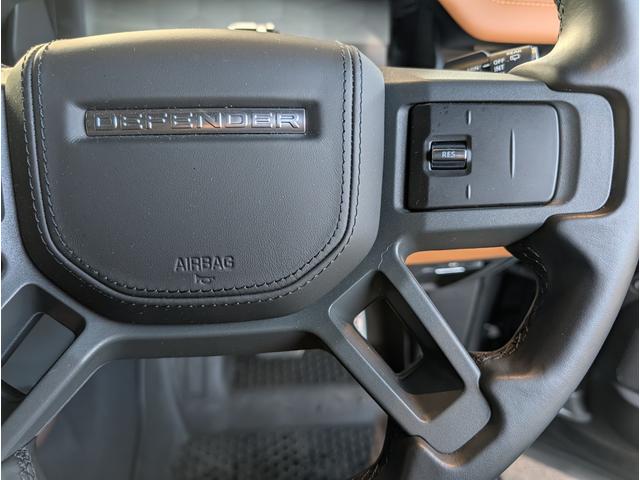 ディフェンダー １１０Ｘ　Ｄ３００　２２インチＡＷ　ＭＥＲＩＤＩＡＮサラウンドシステム　Ｅｘｔｅｎｄｅｄ　Ｂｌａｃｋ　Ｅｘｔｅｒｉｏｒ　Ｐａｃｋ　プライバシーガラス　スライディングパノラミックルーフ　フィックスドサイドステップ（16枚目）