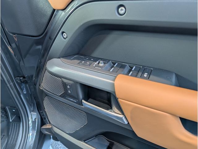 ディフェンダー １１０Ｘ　Ｄ３００　２２インチＡＷ　ＭＥＲＩＤＩＡＮサラウンドシステム　Ｅｘｔｅｎｄｅｄ　Ｂｌａｃｋ　Ｅｘｔｅｒｉｏｒ　Ｐａｃｋ　プライバシーガラス　スライディングパノラミックルーフ　フィックスドサイドステップ（18枚目）