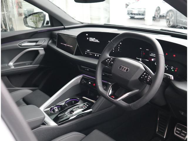 Ｑ５スポーツバック エディションワン　マトリクス　ライティングＰ　テクノロジーＰＲＯ　ブラックＰ　デジタルＯＬＥＤリヤライト　アンビエントＰＲＯ　パッセンジャーＤｉｓｐｌａｙ　電動チルト　ステアリングヒーター　プライバシーガラス　２１ＡＷ（4枚目）