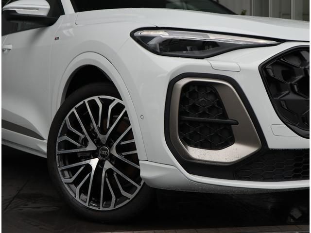 Ｑ５スポーツバック エディションワン　マトリクス　ライティングＰ　テクノロジーＰＲＯ　ブラックＰ　デジタルＯＬＥＤリヤライト　アンビエントＰＲＯ　パッセンジャーＤｉｓｐｌａｙ　電動チルト　ステアリングヒーター　プライバシーガラス　２１ＡＷ（7枚目）