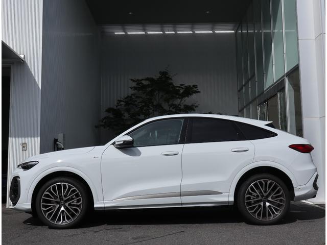 Ｑ５スポーツバック エディションワン　マトリクス　ライティングＰ　テクノロジーＰＲＯ　ブラックＰ　デジタルＯＬＥＤリヤライト　アンビエントＰＲＯ　パッセンジャーＤｉｓｐｌａｙ　電動チルト　ステアリングヒーター　プライバシーガラス　２１ＡＷ（11枚目）