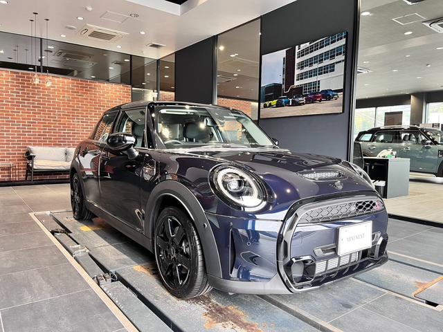 ＭＩＮＩ クーパーＳプレミアムプラスパッケージクラシックトリム　【弊社デモカー】【ＡｐｐｌｅＣａｒＰｌａｙ】【バックカメラ】【ＬＥＤヘッドライト】【シートヒーター】【クルコン】（10枚目）