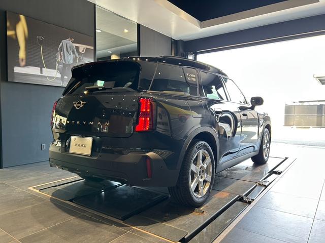 ＭＩＮＩ カントリーマンＣ　クラシック・トリム　ＣＬＡＳＳＩＣＴＲＩＭ　М－ＰＫＧ　１８インチアルミ　純正ナビ　バックカメラ　ＥＴＣ　シートヒーター　ステアリングヒーター（4枚目）