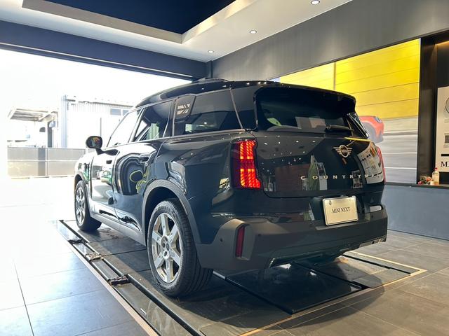 ＭＩＮＩ カントリーマンＣ　クラシック・トリム　ＣＬＡＳＳＩＣＴＲＩＭ　М－ＰＫＧ　１８インチアルミ　純正ナビ　バックカメラ　ＥＴＣ　シートヒーター　ステアリングヒーター（5枚目）