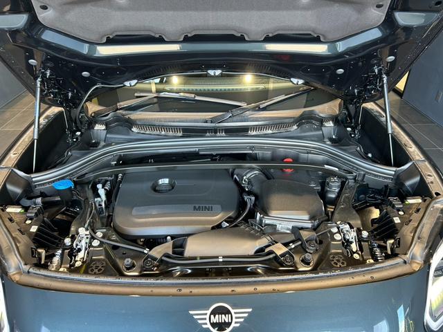 ＭＩＮＩ カントリーマンＣ　クラシック・トリム　ＣＬＡＳＳＩＣＴＲＩＭ　М－ＰＫＧ　１８インチアルミ　純正ナビ　バックカメラ　ＥＴＣ　シートヒーター　ステアリングヒーター（11枚目）