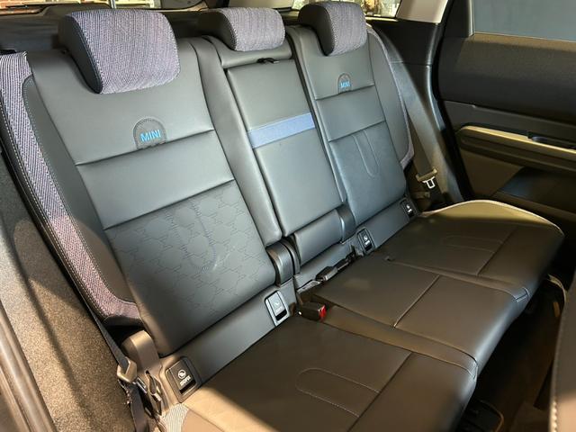 ＭＩＮＩ カントリーマンＣ　クラシック・トリム　ＣＬＡＳＳＩＣＴＲＩＭ　М－ＰＫＧ　１８インチアルミ　純正ナビ　バックカメラ　ＥＴＣ　シートヒーター　ステアリングヒーター（13枚目）