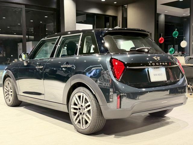 ＭＩＮＩ クーパーＳ　クラシック・トリム　ＣＬＡＳＳＩＣＴＲＩＭ　１７インチ純正ホイール　純正ナビ　バックカメラ　ＥＴＣ　シートヒーター（4枚目）
