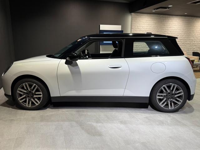 ＭＩＮＩ クーパーＳＥ　クラシック・トリム　クラシックトリム　ＥＴＣ２．０　アクティブクルーズコントロール　電気自動車　シートヒーター（5枚目）