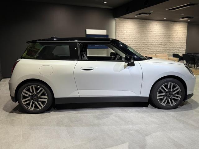 ＭＩＮＩ クーパーＳＥ　クラシック・トリム　クラシックトリム　ＥＴＣ２．０　アクティブクルーズコントロール　電気自動車　シートヒーター（6枚目）