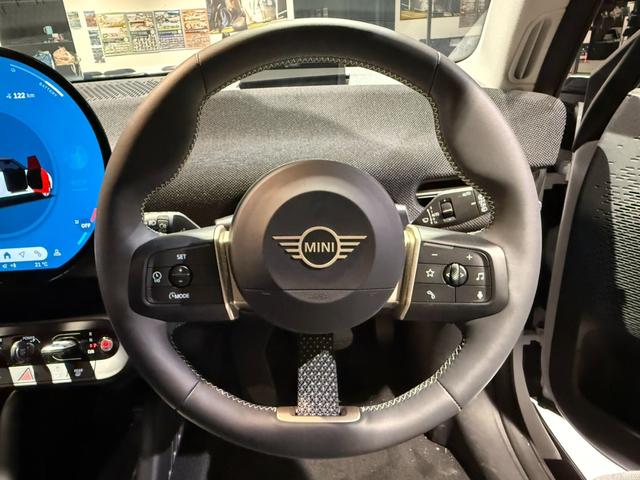 ＭＩＮＩ クーパーＳＥ　クラシック・トリム　クラシックトリム　ＥＴＣ２．０　アクティブクルーズコントロール　電気自動車　シートヒーター（10枚目）