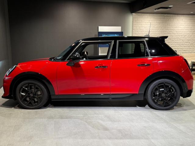 ＭＩＮＩ クーパーＳ　ジョン・クーパー・ワークス・トリム　ジョンクーパーワークストリム　１７インチアルミホイール　シートヒーター　ＥＴＣ２．０　パドルシフトつき（4枚目）