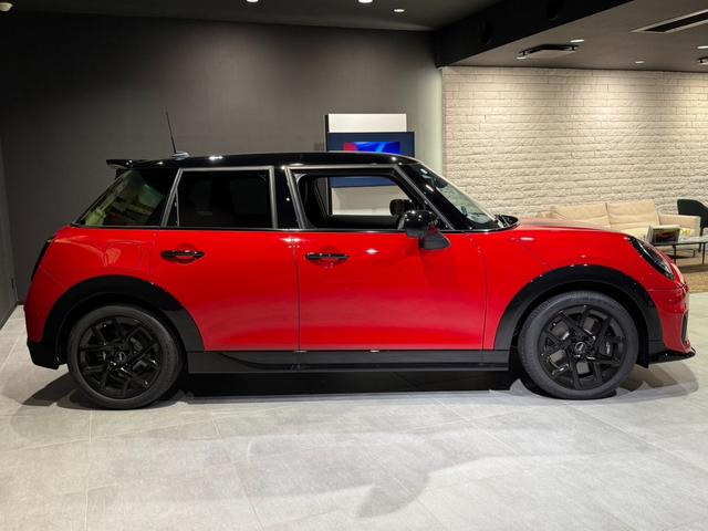 ＭＩＮＩ クーパーＳ　ジョン・クーパー・ワークス・トリム　ジョンクーパーワークストリム　１７インチアルミホイール　シートヒーター　ＥＴＣ２．０　パドルシフトつき（5枚目）