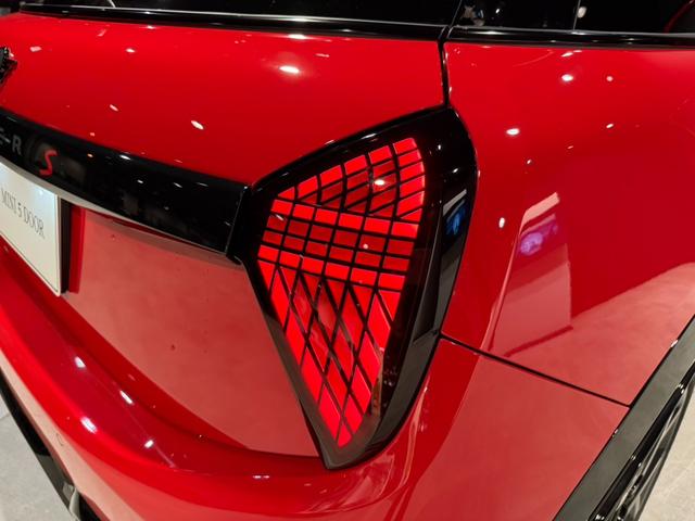 ＭＩＮＩ クーパーＳ　ジョン・クーパー・ワークス・トリム　ジョンクーパーワークストリム　１７インチアルミホイール　シートヒーター　ＥＴＣ２．０　パドルシフトつき（28枚目）