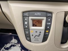 【オートエアコン】一度お好みの温度に設定すれば、車内の温度を検知し風量や温度を自動で調整。暑い…寒い…と何度もスイッチ操作をする必要はありません。快適な車内空間には必須の機能ですね♪ 3