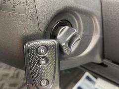 【キーフリーシステム】カバンやポケットに入れたままでもドアの施錠・解錠が可能なスマートキーを装備。エンジンのオン・オフ時もカギを取り出す必要が無いからとっても便利です♪ 7