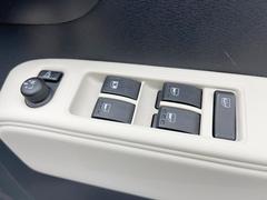 【電動格納ミラー】サイドミラーは電動格納式となっており、狭い駐車場でもキズがつくリスクを抑えられます。 7