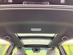 【調光パノラマルーフ】車内の解放感が一気に上がる大型パノラマルーフに調光機能がプラス！日差しが強い時、シェードを閉めなくてもガラスの透明度を調整することで心地よい明るさに♪ 5