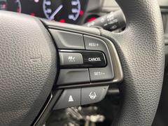 【アダプティブクルーズコントロール】高速道路での長距離走行が楽に！！自動で速度を保つクルーズコントロールが、衝突軽減システムと連携し、前方の車両を感知して車間を保つように速度調節してくれます！！ 4