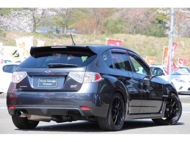 インプレッサ ＷＲＸ　ＳＴｉ　６速ＭＴ　ＡＷＤ　ターボ　ＴＥＩＮ車高調　フジツボマフラー　エンケイ１８インチＡＷ　社外ナビ　フルセグＴＶ　Ｂｌｕｅｔｏｏｔｈ対応　Ｄ席パワーシート　スマートキー　プッシュスタート（2枚目）