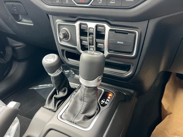 ジープ・ラングラーアンリミテッド スポーツ 純正ナビモニタ12.3インチAppleCarPlayAndroidAuto ETC フロントバックカメラアダプティブクルーズコントロール ブラインドスポットモニター LEDヘッドライト/フォグ(9枚目)