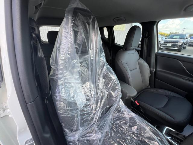 ジープ・レネゲード アルティテュード e-ハイブリッド 登録済未使用車/MHEV/Uconnect5 10.1インチ純正モニター/10.25マルチビューディスプレイ/バックカメラ/黒革シート/運転席電動シート/ACC/シートヒーター/ステアリングヒーター(9枚目)