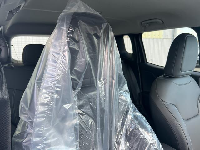 ジープ・レネゲード アルティテュード e-ハイブリッド 登録済未使用車/MHEV/Uconnect5 10.1インチ純正モニター/10.25マルチビューディスプレイ/バックカメラ/黒革シート/運転席電動シート/ACC/シートヒーター/ステアリングヒーター(10枚目)