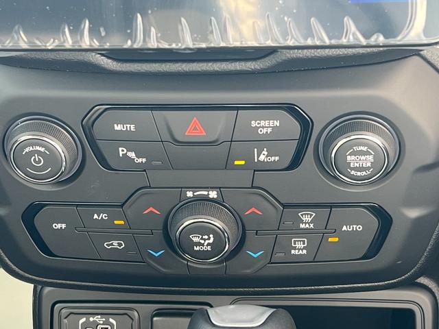 ジープ・レネゲード アルティテュード e-ハイブリッド 登録済未使用車/MHEV/Uconnect5 10.1インチ純正モニター/10.25マルチビューディスプレイ/バックカメラ/黒革シート/運転席電動シート/ACC/シートヒーター/ステアリングヒーター(13枚目)