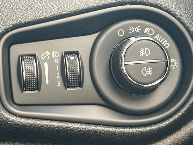 ジープ・レネゲード アルティテュード e-ハイブリッド 登録済未使用車/MHEV/Uconnect5 10.1インチ純正モニター/10.25マルチビューディスプレイ/バックカメラ/黒革シート/運転席電動シート/ACC/シートヒーター/ステアリングヒーター(16枚目)