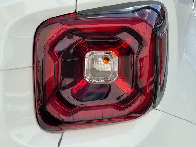 ジープ・レネゲード アルティテュード e-ハイブリッド 登録済未使用車/MHEV/Uconnect5 10.1インチ純正モニター/10.25マルチビューディスプレイ/バックカメラ/黒革シート/運転席電動シート/ACC/シートヒーター/ステアリングヒーター(26枚目)