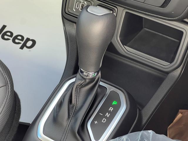 ジープ・レネゲード アルティテュード e-ハイブリッド 登録済未使用車/MHEV/Uconnect5 10.1インチ純正モニター/10.25マルチビューディスプレイ/バックカメラ/黒革シート/運転席電動シート/ACC/シートヒーター/ステアリングヒーター(41枚目)