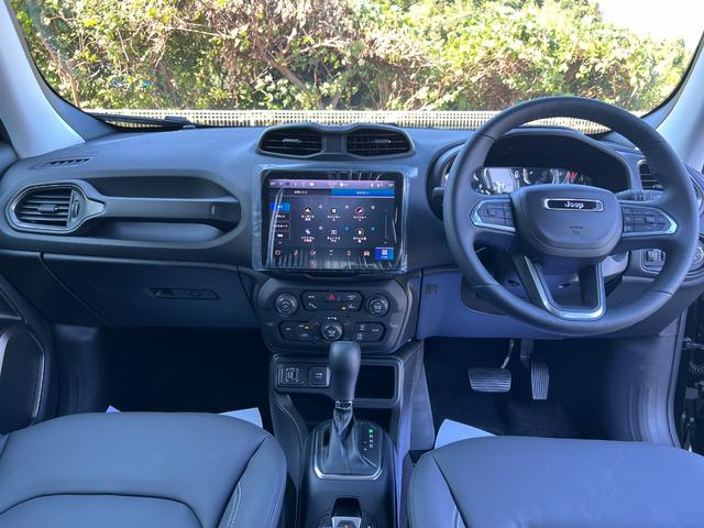 ジープ・レネゲード アルティテュード e-ハイブリッド 登録済未使用車/MHEV/Uconnect5 10.1インチ純正モニター/10.25マルチビューディスプレイ/バックカメラ/黒革シート/運転席電動シート/ACC/シートヒーター/ステアリングヒーター(7枚目)