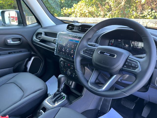 ジープ・レネゲード アルティテュード e-ハイブリッド 登録済未使用車/MHEV/Uconnect5 10.1インチ純正モニター/10.25マルチビューディスプレイ/バックカメラ/黒革シート/運転席電動シート/ACC/シートヒーター/ステアリングヒーター(8枚目)