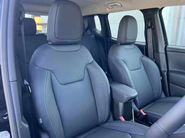 ジープ・レネゲード アルティテュード e-ハイブリッド 登録済未使用車/MHEV/Uconnect5 10.1インチ純正モニター/10.25マルチビューディスプレイ/バックカメラ/黒革シート/運転席電動シート/ACC/シートヒーター/ステアリングヒーター(9枚目)