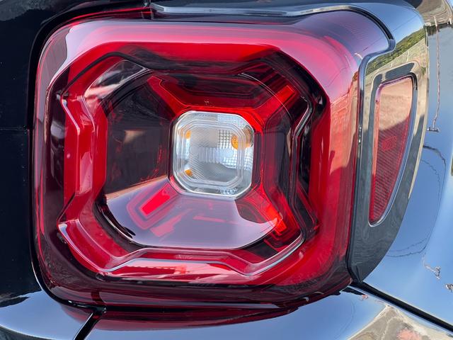 ジープ・レネゲード アルティテュード e-ハイブリッド 登録済未使用車/MHEV/Uconnect5 10.1インチ純正モニター/10.25マルチビューディスプレイ/バックカメラ/黒革シート/運転席電動シート/ACC/シートヒーター/ステアリングヒーター(25枚目)