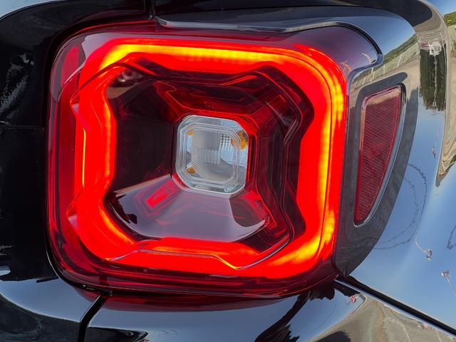 ジープ・レネゲード アルティテュード e-ハイブリッド 登録済未使用車/MHEV/Uconnect5 10.1インチ純正モニター/10.25マルチビューディスプレイ/バックカメラ/黒革シート/運転席電動シート/ACC/シートヒーター/ステアリングヒーター(26枚目)