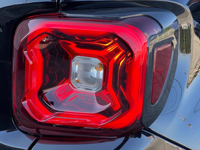 ジープ・レネゲード アルティテュード e-ハイブリッド 登録済未使用車/MHEV/Uconnect5 10.1インチ純正モニター/10.25マルチビューディスプレイ/バックカメラ/黒革シート/運転席電動シート/ACC/シートヒーター/ステアリングヒーター(27枚目)