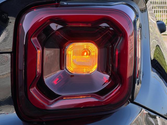 ジープ・レネゲード アルティテュード e-ハイブリッド 登録済未使用車/MHEV/Uconnect5 10.1インチ純正モニター/10.25マルチビューディスプレイ/バックカメラ/黒革シート/運転席電動シート/ACC/シートヒーター/ステアリングヒーター(29枚目)