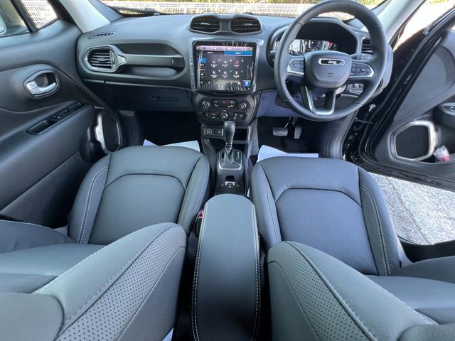 ジープ・レネゲード アルティテュード e-ハイブリッド 登録済未使用車/MHEV/Uconnect5 10.1インチ純正モニター/10.25マルチビューディスプレイ/バックカメラ/黒革シート/運転席電動シート/ACC/シートヒーター/ステアリングヒーター(30枚目)