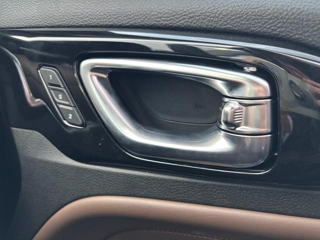 ジープ・コマンダー リミテッド 登録済未使用車/サンルーフ/ACC/革シート/シートヒーター/パワーリアゲート/ブラインドスポットモニター/純正ナビ/Bluetooth/AppleCarPlay/AndroidAuto/ETC2.0(40枚目)